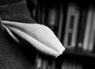 When to Quit Betting? When you’ve lost Enough! quit-betting-lost-money-empty-pockets